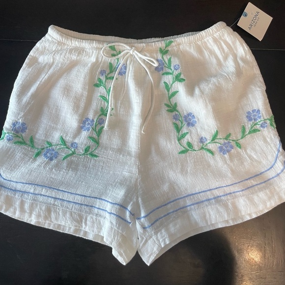 Arizona Jean Company Pants - BNWT Arizona Women’s White Floral Embroidered Shorts in size medium